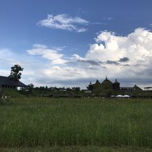 庭も建物も空もメルヘンで夢のような場所でした。