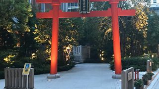 ビルの谷間に突然現れます。