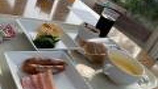 温室風のレストランで優雅な朝食体験