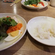 サラダも美味しい