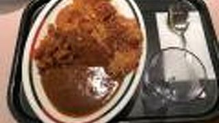 八重洲の地下にある庶民派のカレー屋さんです。