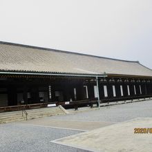 本堂は大きすぎて入りきらない