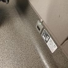 コンセントは窓側のみ