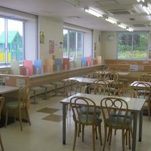 距離対策が徹底していたフードコート客席の様子