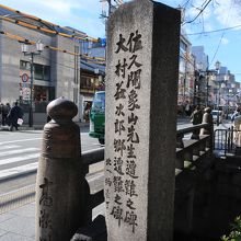 欄干の一方には高瀬川の名も