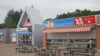 徹底したソーシャルディスタンシングの光景が見られました