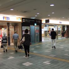 地下大食品街の入り口