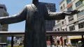 大分の駅前のバスロータリーの所に大きな像があった