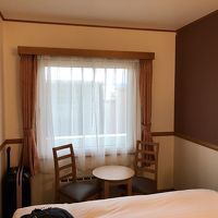 広くはないが快適，ベッド下にスーツケース収納可はGood