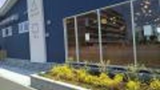 テラス席もあって外で紅茶とケーキのセットをいただく