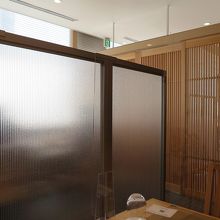 店内は品の良いデザイン、パーテーションも設置されていました