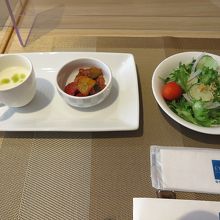 まずは、このセットがお通し代わりに運ばれてきます