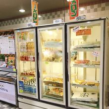 冷蔵庫にガチャ景品のメロンが並んでいる。