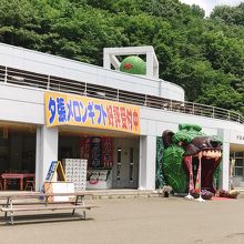 屋根付きのテーブルと椅子。メロンの箱が積まれている