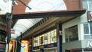 十三駅東口のアーケード街。