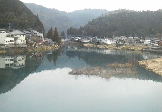 高山本線の電車内からもよく見え、のどかな山景色を楽しめます