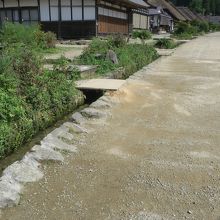 街並みと用水路