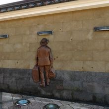 小泉八雲さんのレリーフをパチリ