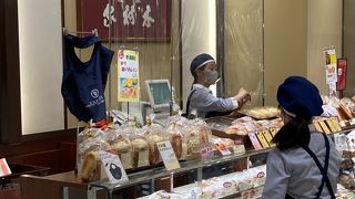 老舗のパン屋さん。