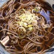 お蕎麦は硬めで、出汁と返しは濃いめ