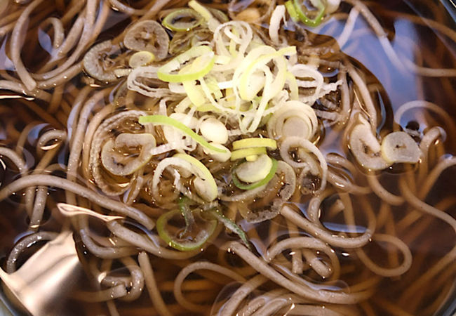 お蕎麦は硬めで、出汁と返しは濃いめ