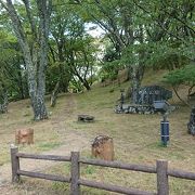 桜の時期は絶景、横の山道を下りていくと姫石明神がある