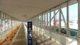 通路の脇から直接駐車場へ！