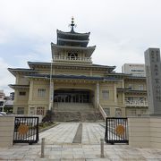 京都の本願寺とは東西の位置が逆