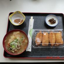 いなり寿司+トン汁＝650円