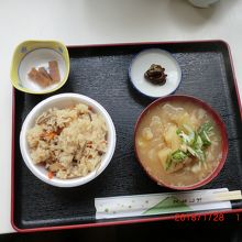 炊き込み御飯+トン汁＝650円