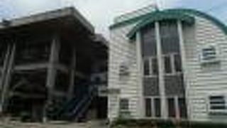 目立つには目立つが、お寺には思えない造り