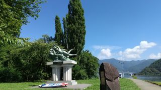 ポプラの大樹と美しい景色