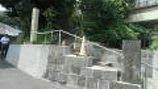 新幹線が間近に見える墓地