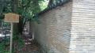 重厚な見事な塀