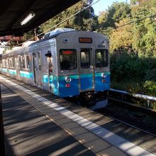 城ヶ崎海岸駅を出る普通列車