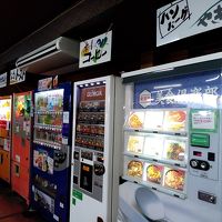 １階の店内は入って右側は自動販売機のコーナーだ