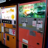 古い自動販売機が並ぶ