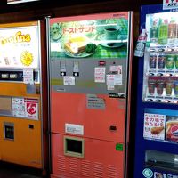 自販機上のプレートに書かれた文字も味わいがある