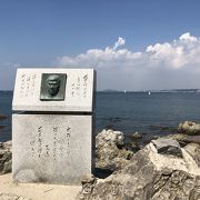 森戸神社の裏手の崖にある