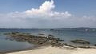 名島や裕次郎灯台へ延びる岩礁