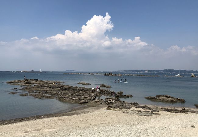 名島や裕次郎灯台へ延びる岩礁