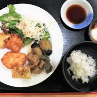 郷土料理もたくさん並ぶ朝食バイキング