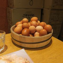 生卵は店内に置いてあり、1個80円追加でおかわりも可能