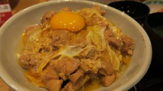羽田空港T1でお手軽に食べられるたまごかけごはん・親子丼のお店