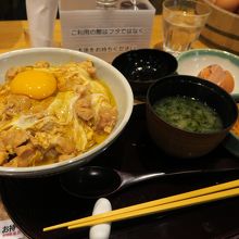 生卵はセルフサービスで1個乗せる