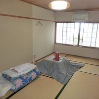 バス/トイレなし、シンプルな和室です。