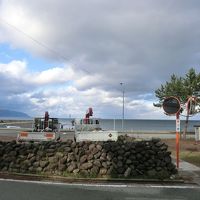 道路の奥に両津湾が見えます。