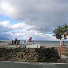 道路の奥に両津湾が見えます。