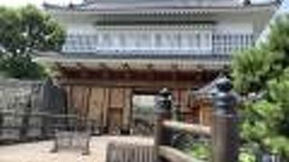 再建された立派な門が綺麗です