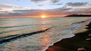 砂地はほぼないけど、感動的な夕陽が見られます